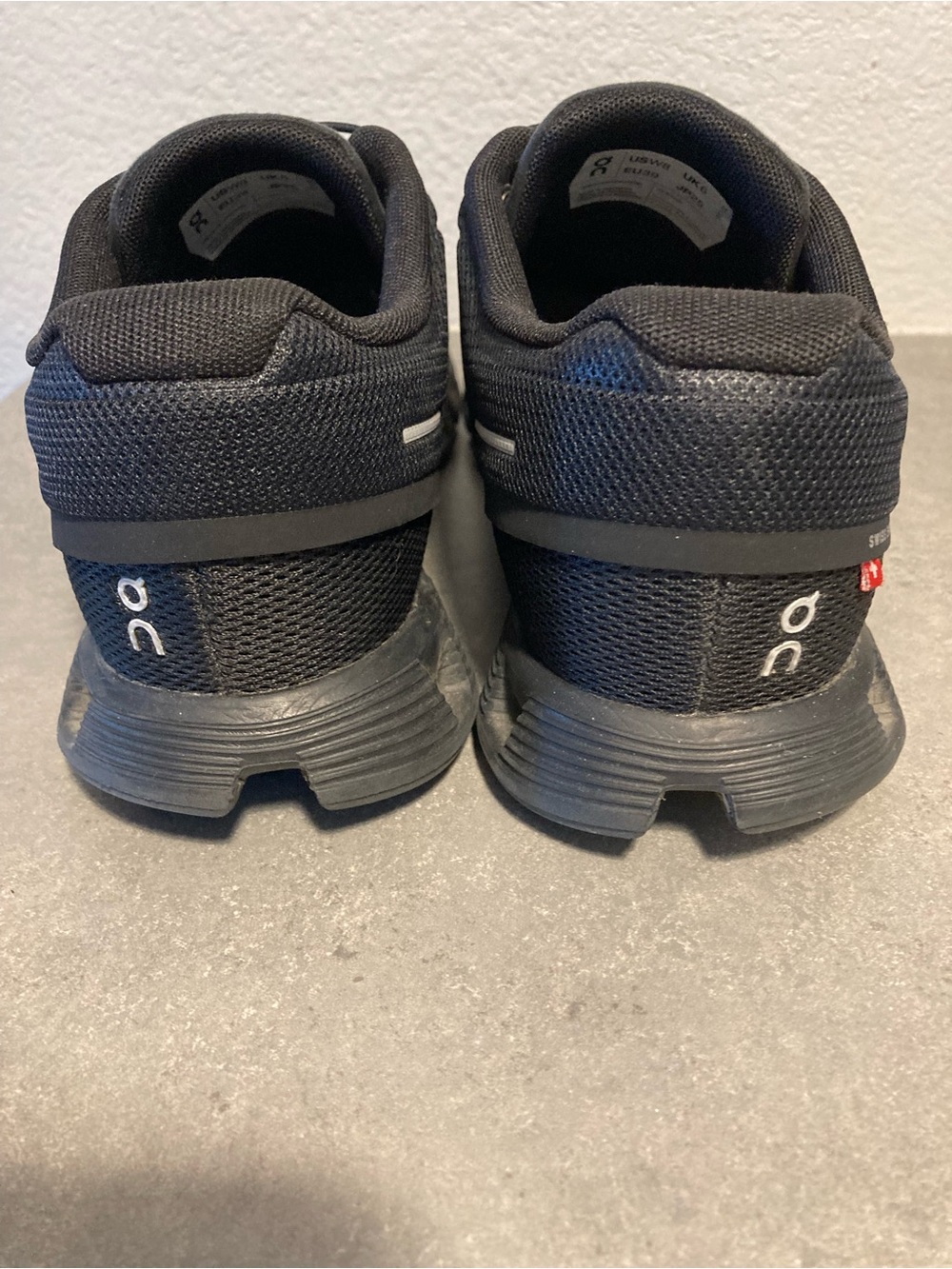 On Like New Running Shoes - Picture 4 of 11